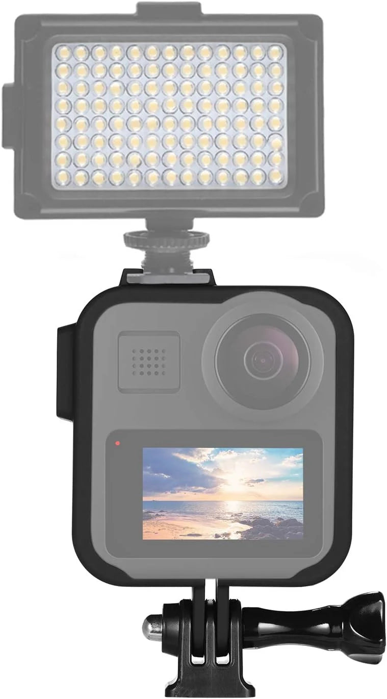 GoPro MAX montată în carcasă de protecție, pregătită pentru utilizare