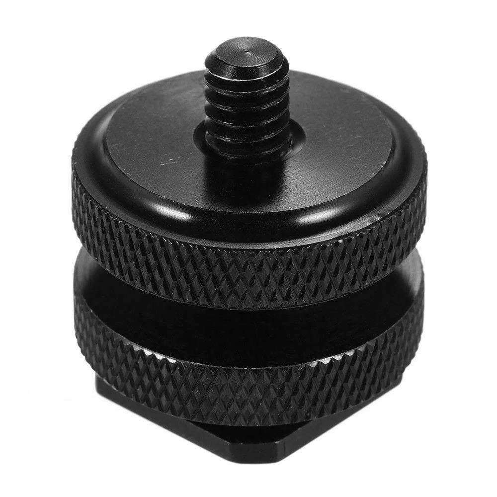 Adaptor cu două punți și filet 3/8” pentru camere sport prezentat pe masă