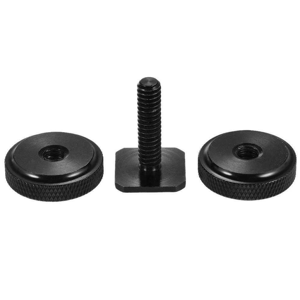 Adaptor cu două punți și filet 3/8” pentru camere sport prezentat pe masă