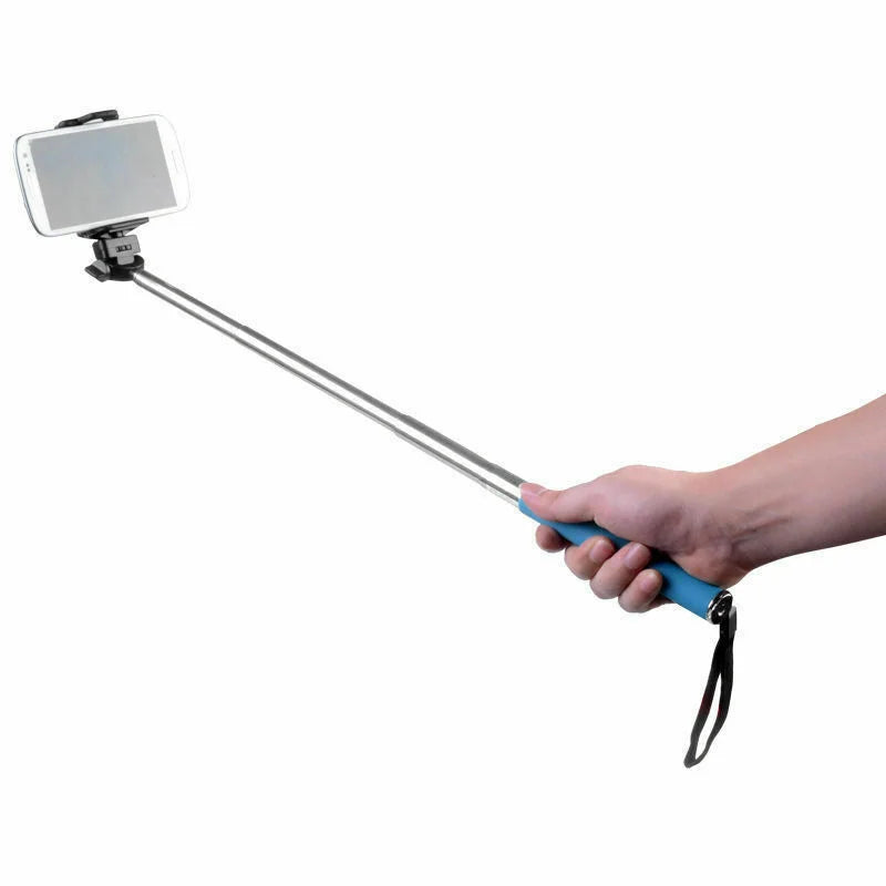 Adaptor suport telefon montat pe trepied cu smartphone în poziție orizontală