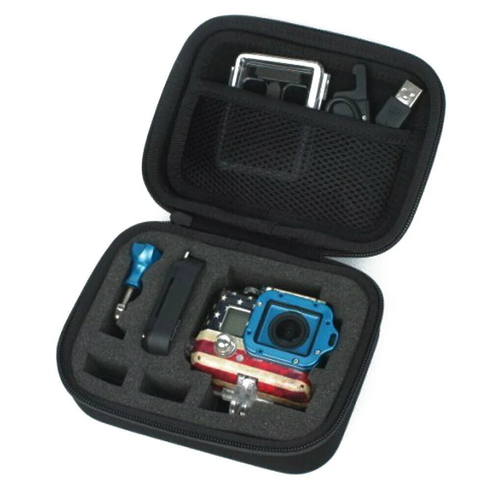 Cameră sport și accesorii alături de geantă compactă pregătită de utilizare