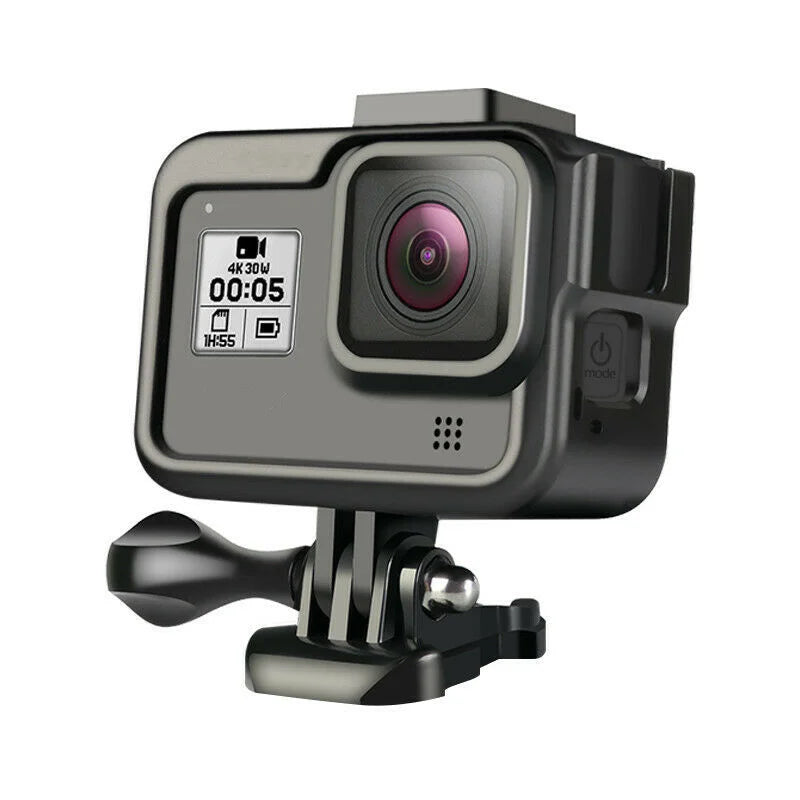 GoPro Hero 8 montată în carcasă de protecție, pregătită pentru utilizare