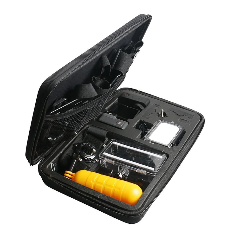 Cameră sport GoPro cu accesorii aranjate lângă geantă de transport