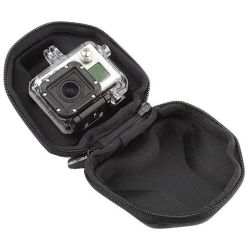 GoPro și accesorii organizate în geantă cu fermoar închis