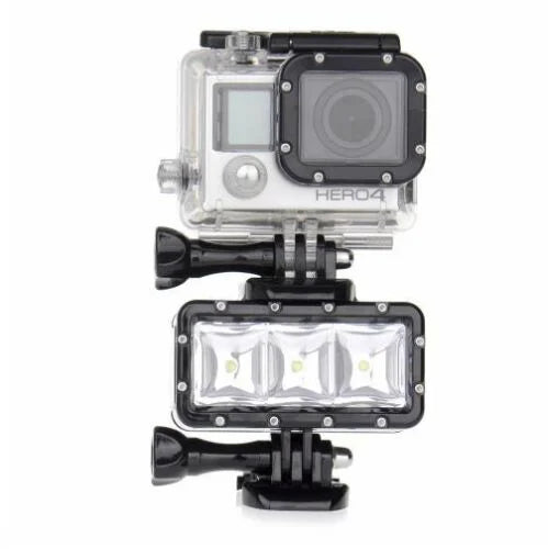 Lanternă LED atașată pe cameră video sport