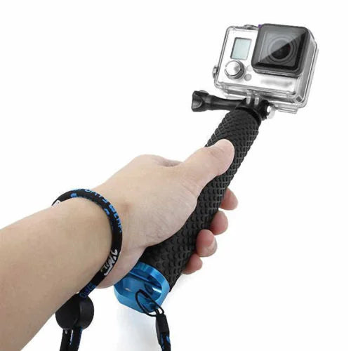GoPro montată pe monopod, pregătită pentru filmare