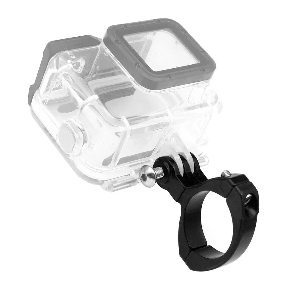Detaliu fixare suport pe ghidon cu cameră GoPro atașată
